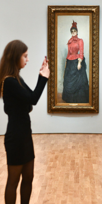 посетители в музее