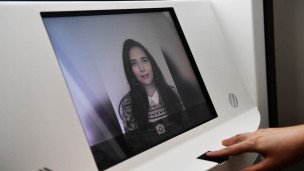 Девушка сканирует отпечаток пальца и лицо