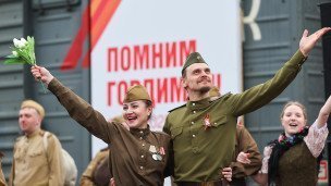 Артисты во время прибытия поезда на вокзал