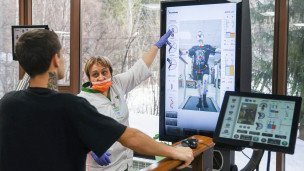 Врач по лечебной физкультуре в центре реабилитации с пациентом