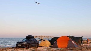 Автомобиль с палатками в кемпинге