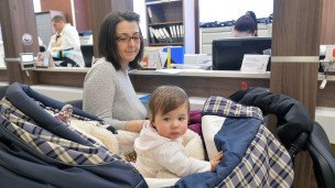 Женщина с ребеноком центра государственных услуг