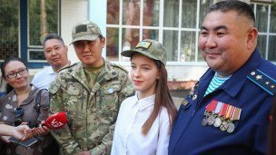 Военные у школы рядом со школьницей