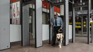 Слабовидящий с собакой-поводырем 