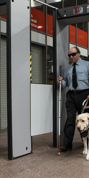 Слабовидящий с собакой-поводырем 