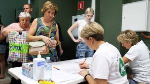 Выдача гуманитарной помощи эвакуированным жителям приграничных районов Курской области