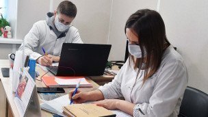 Medicinskie-sotrudniki-v-kabinete