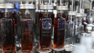 Линия розлива алкоголя по бутылкам на заводе 