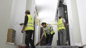 rabochie-krasyat-steny-v-podezde-i-podmetayut-pol-vo-vremya-kapremonta
