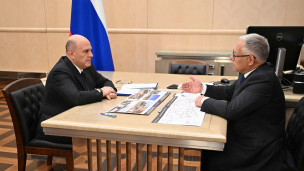  Михаил Мишустин и Вячеслав Петушенко во время встречи