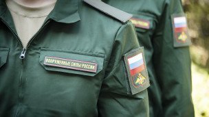 Призывники в сборном пункте крупный план на форму спереди надпись Вооружённые силы России 