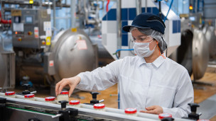 Сотрудница на линии по производству детского питания