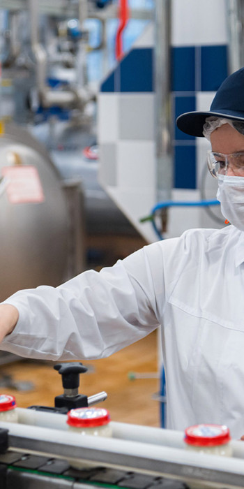 Сотрудница на линии по производству детского питания