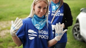 Эковолонтеры во время очистки прибрежной территории реки