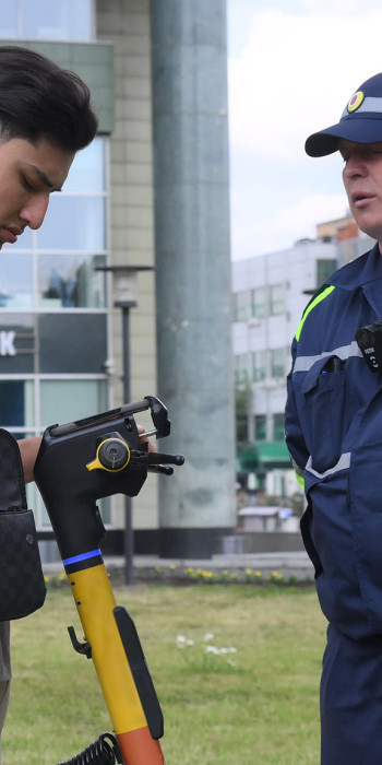 Сотрудник ДПС и самокатчик