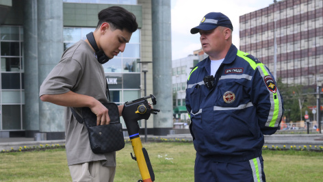 Сотрудник ДПС и самокатчик