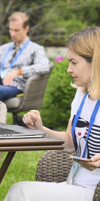 devushka-vo-vremya-raboty-za-noutbukom