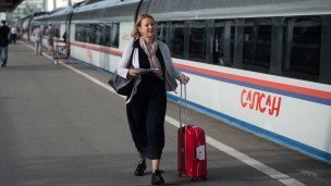 Пассажирка около поезда Сапсан