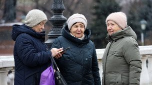 Пожилые женщины со смартфоном