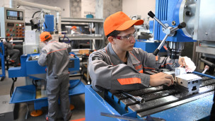 Студент колледжа за токарным станком 