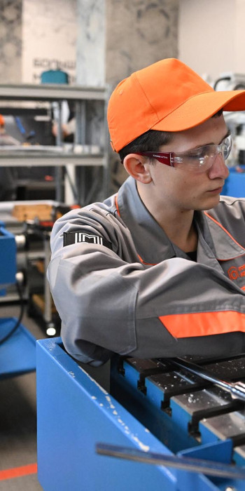 Студент колледжа за токарным станком 