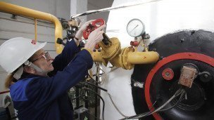 Сотрудница во время подготовительных работ к отопительному сезону в котельной 
