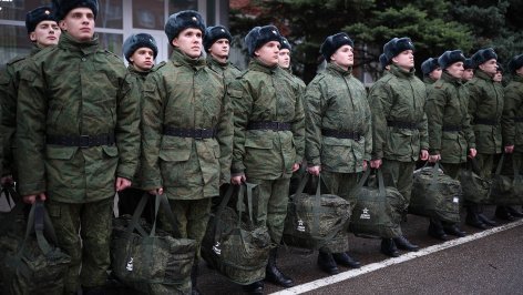 Призывники на сборном пункте военного комиссариата 