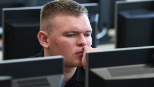 Мужчина за компьютером 