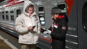 Проводница проверяет документы пассажира 