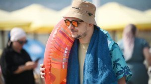 Отдыхающий на пляже