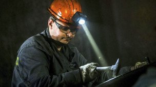 шахтер на территории Центральной обогатительной фабрики 