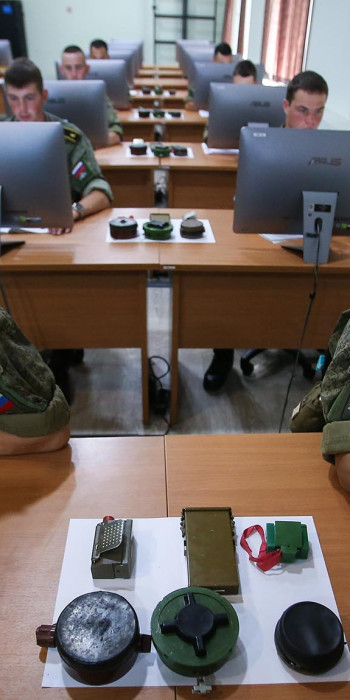 Курсанты на занятии в военно-инженерном училище