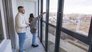 Семейная пара в новостройке