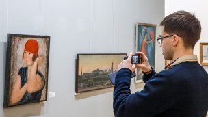 Мужчина на художественной выставке 