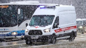 Автомобиль скорой помощи в снежную погоду