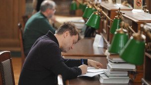 Посетители в читальном зале библиотеки