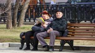 Пожилые люди сидят на скамейке 