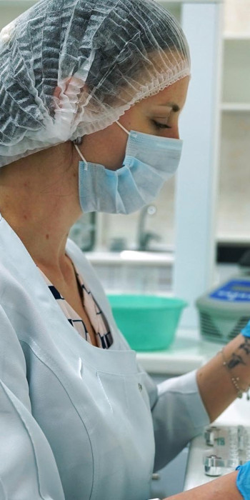 Сотрудник лаборатории проводит исследование