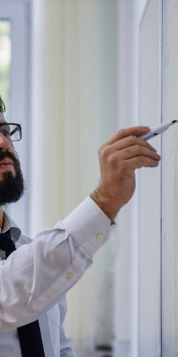 учитель во время занятия