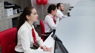 Сотрудники банка в офисе