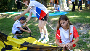 Дети собирают палатку
