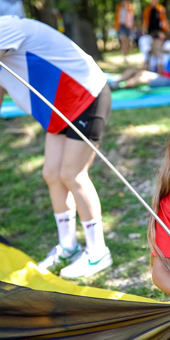 Дети собирают палатку