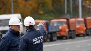 Рабочие строительной компании во время работы