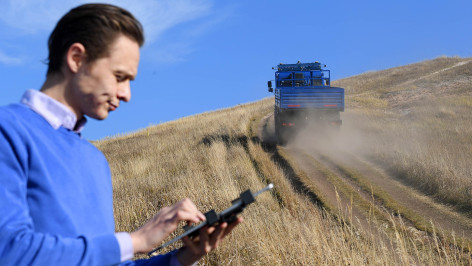 Мужчина с планшетом на фоне полей 