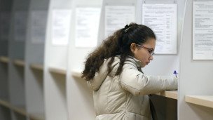 Посетительница в сервисном центре 