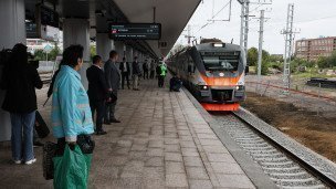 Пассажиры на платформе городского вокзала