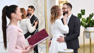 Молодожены во дворце бракосочетания