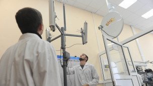 Сотрудники устанавливают современную систему связи