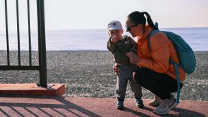 Мама с ребенком во время прогулки