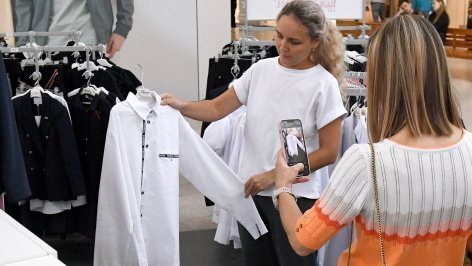 Покупатели на ярмарке школьной одежды 